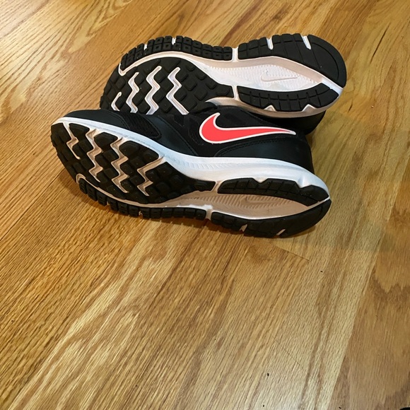 Nike Women's Black and bright pink Sneakers - Picture 4 of 5